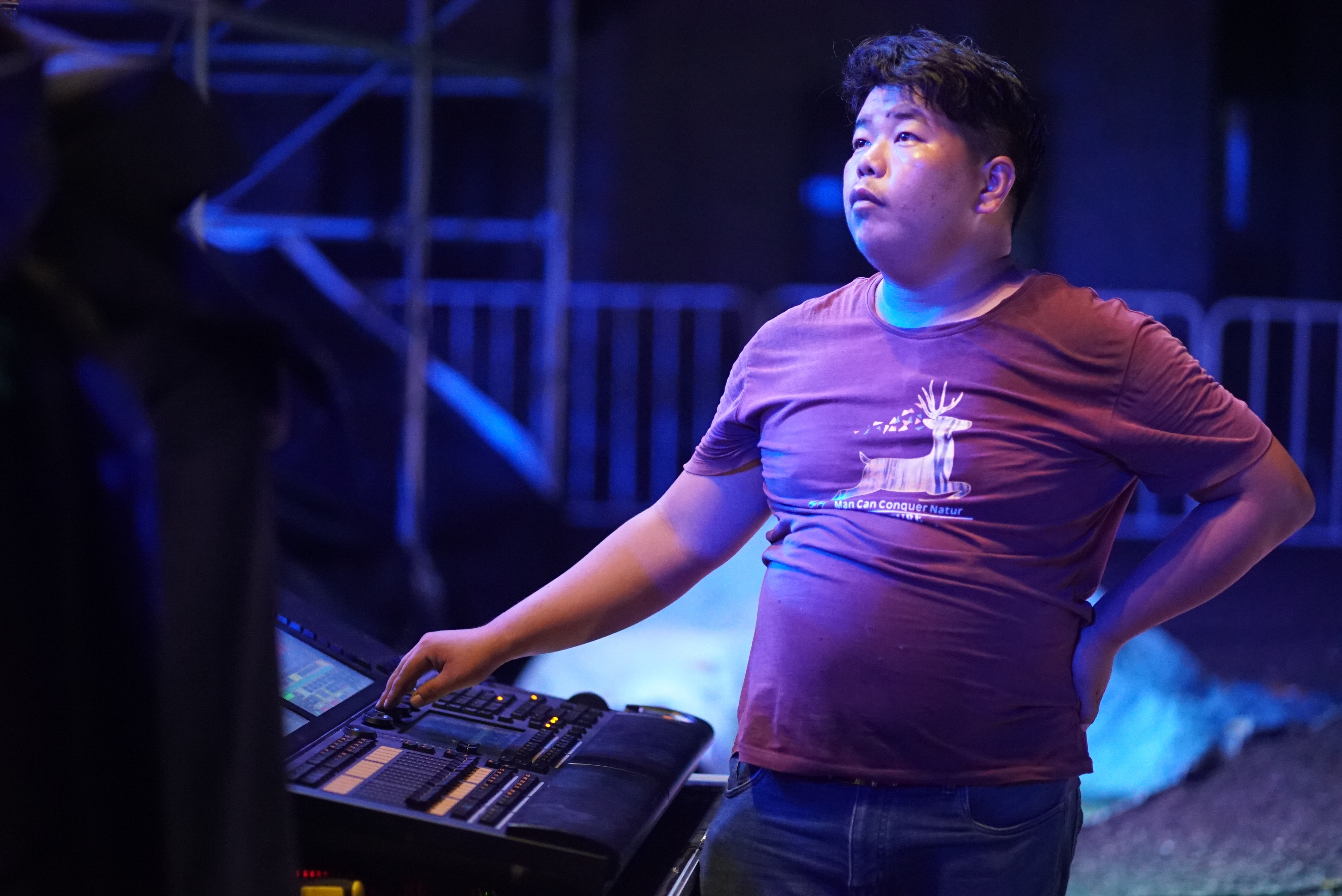 灯光师音响师正在调试设备中