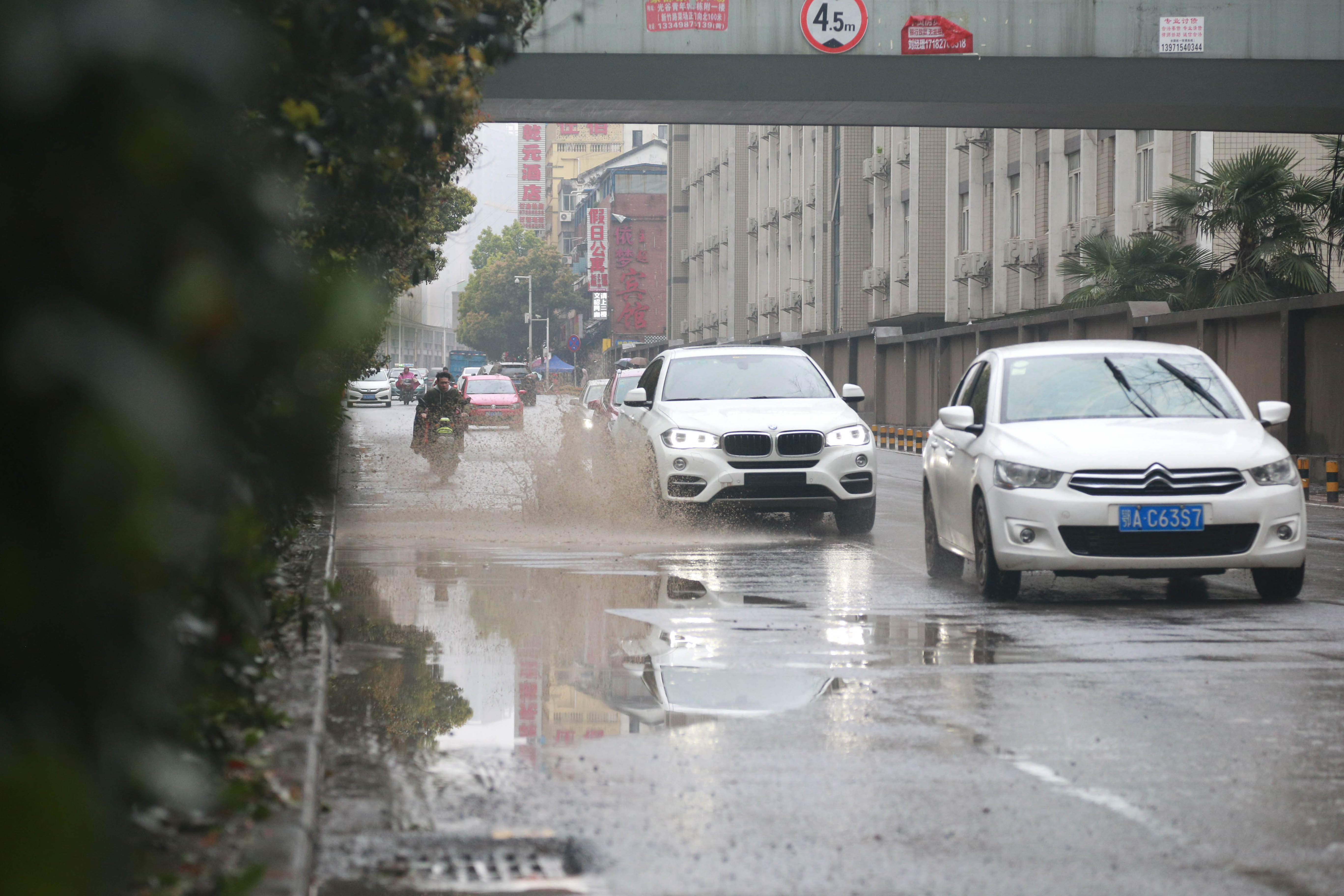 雨天武汉众生相,不"溅"人,请你们慢一点