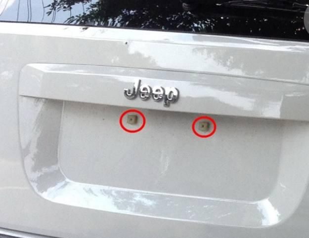 辟谣:车牌四个孔只装两颗螺丝扣12分?看看车管