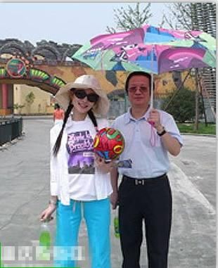 李小璐和父母近照曝光 父亲是大导演 母亲做大