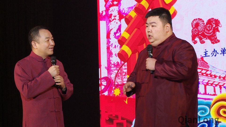 相声演员付强,万宇带来的相声表演《口是心非》 千龙网记者 杜晓航 摄