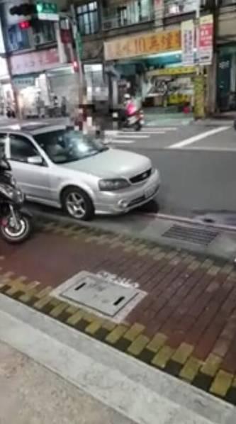 女子怀孕后得知自己是小三 被男子痛殴倒地 女子怀孕后得知自己是小三 被男子痛殴倒地