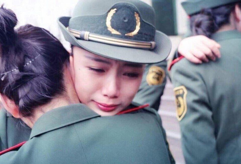 平时,女军人同男军人一样要完成训练和工作任务,没有多少时间化妆