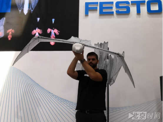 直击仿生飞蝠亚洲首秀:飞了一圈被观众“捕获” 直击仿生飞蝠亚洲首秀:飞了一圈被观众“捕获”