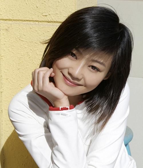 何静的歌唱事业发展的顺风顺水,一路走过来都是一帆风顺的,但是她的