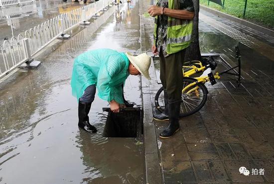 上午11点半，海淀区上地十街东口，抢险人员正在抢修排水。
