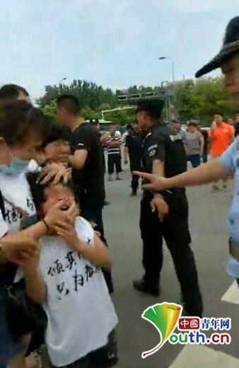警察释放催泪瓦斯伤小女孩眼睛 责任人已被处理
