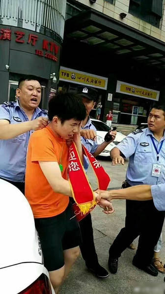 6名城管围攻一促销员和四名学生 6名城管围攻一促销员和四名学生