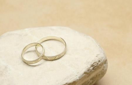 订婚戒指一般多少钱合适 订婚戒指要买一对吗