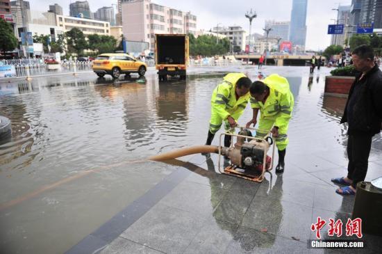 降雨致昆明一老年公寓人员被困 已救援疏散上百人 降雨致昆明一老年公寓人员被困 已救援疏散上百人
