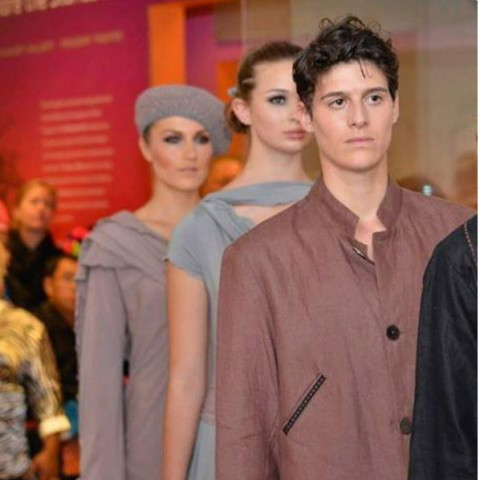 身高188的酷帅男模,西装一脱竟是女生 身高188的酷帅男模,西装一脱竟是女生