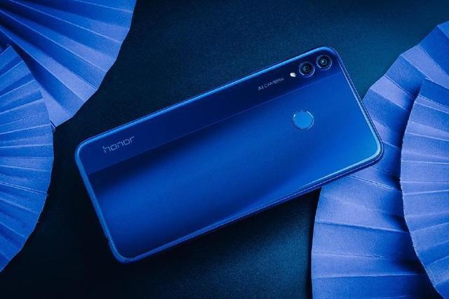 荣耀8X正式发布,颜值拍照大赞,小米6X压力山大