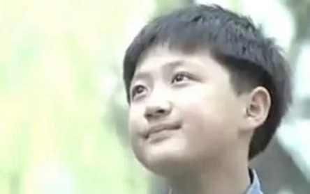 他曾是童星,父母双亡败光了财产,现在却流浪街