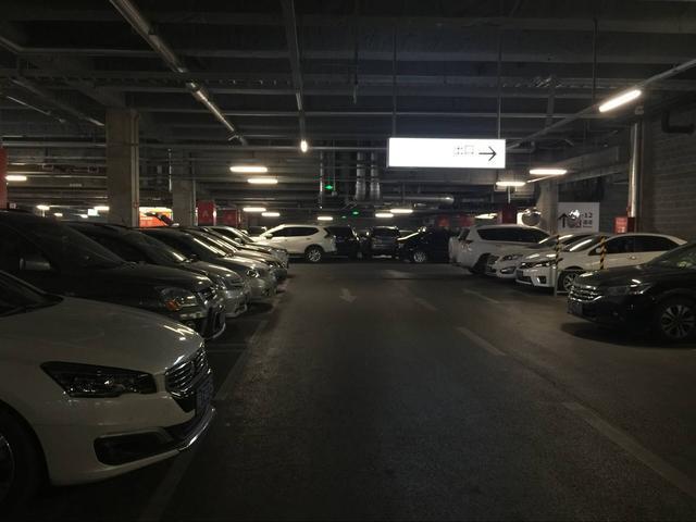 武汉宜家免费停车场引来蹭车位一族,有人停1个