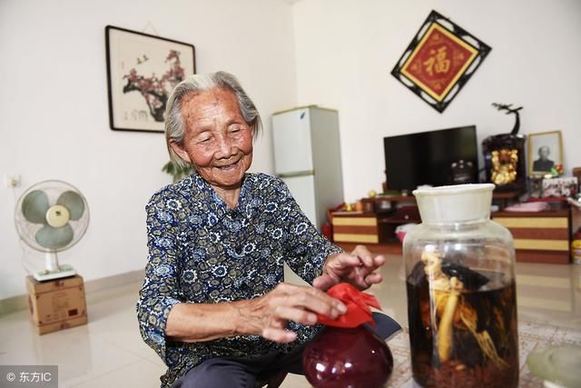 虫草拿来泡酒喝有什么功效呢?我们来说一说