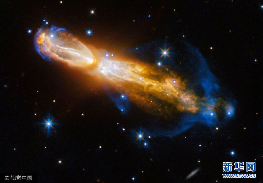 2月3日讯，美国宇航局公布葫芦星云(Calabash Nebula) 图像，葫芦星云是死亡状态低质量恒星的典型状态。哈勃望远镜拍摄的这张照片中，位于星云中央的恒星正在快速从红巨星变成行星状星云，将外壳气体、灰尘高速抛向太空，其中黄色部分气体的时速超过100万公里。