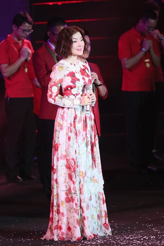 50岁《常回家看看》歌手陈红大病初愈登舞台