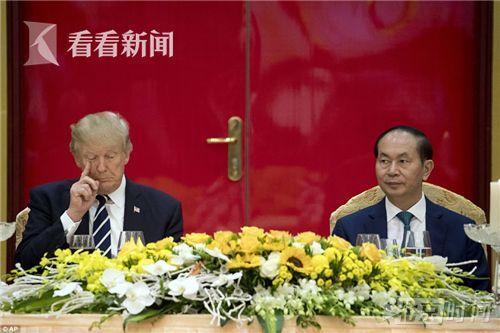 特朗普在越南欢迎晚宴上疲态尽显 数次闭眼又睁开