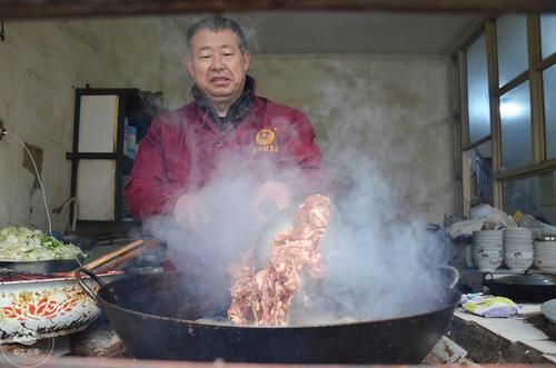 河南老人用祖传手艺做的这碗饭,天越冷吃的人