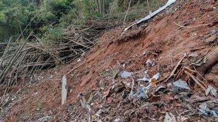 3月22日救援现场下起小雨  东航客机坠毁事故救援持续进行中