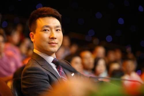 他是央视知名男主持,坚守岗位25年却依旧买不