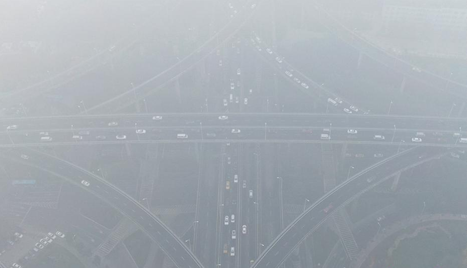 11月26日，全国多地出现大雾天气，影响市民出行。中央气象台26日晨通报，全国多地出现低能见度的大雾天气，江苏中南部、浙江北部、安徽南部等地能见度不足500米，局地能见度不足50米。图为南京迎来大雾天气。