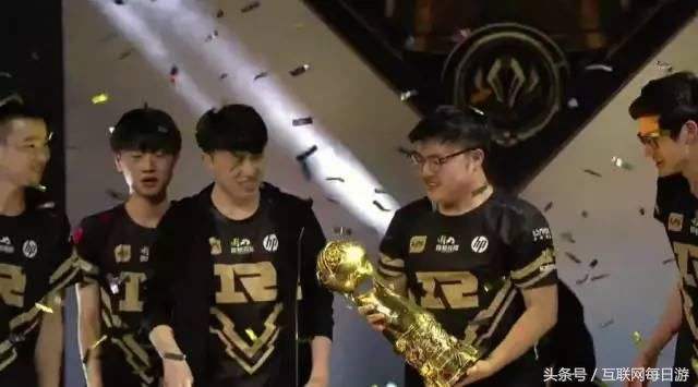 UZI综艺首秀,坐拥千万粉丝和年薪,在蔡徐坤面前