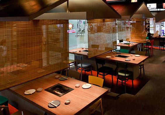 中国女生在日本吃烤肉被赶走,原因居然是吃相