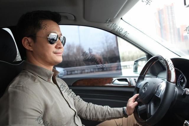 吴京的奔驰SUV撞了好几次,没舍得换,修修补补