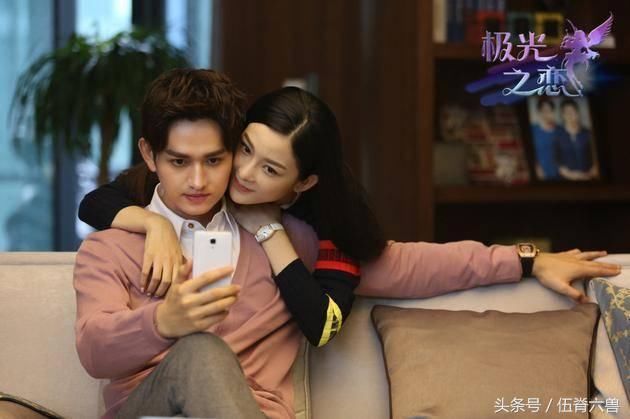 红毯一摔上热搜!戏里扇关晓彤招争议,又因一张亲密照惹到杨紫