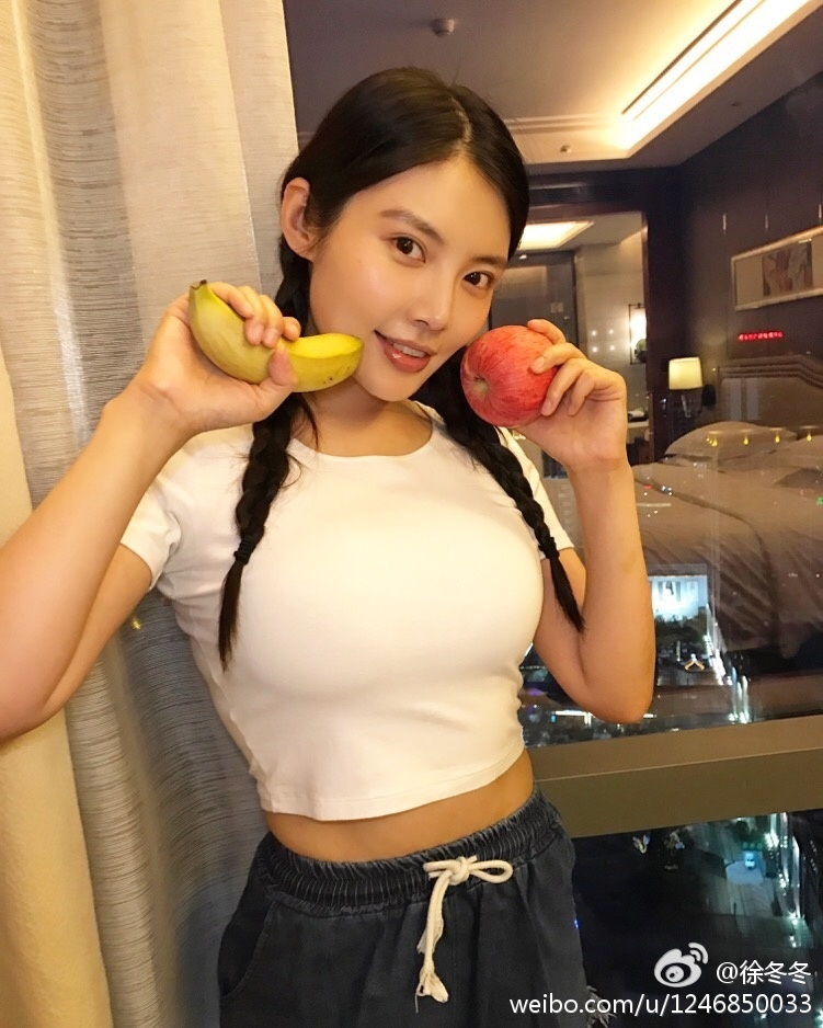 一手香蕉一手苹果!大嫂徐冬冬短裤秀美腿