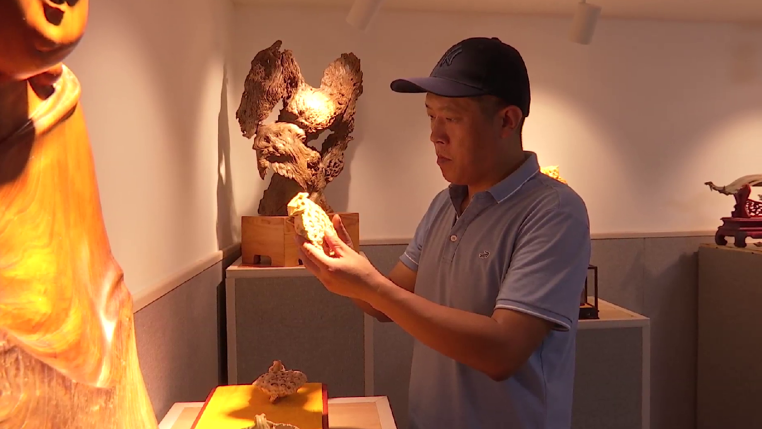 根雕爱好者寻“根”北京 匠心巧手雕出美好生活
