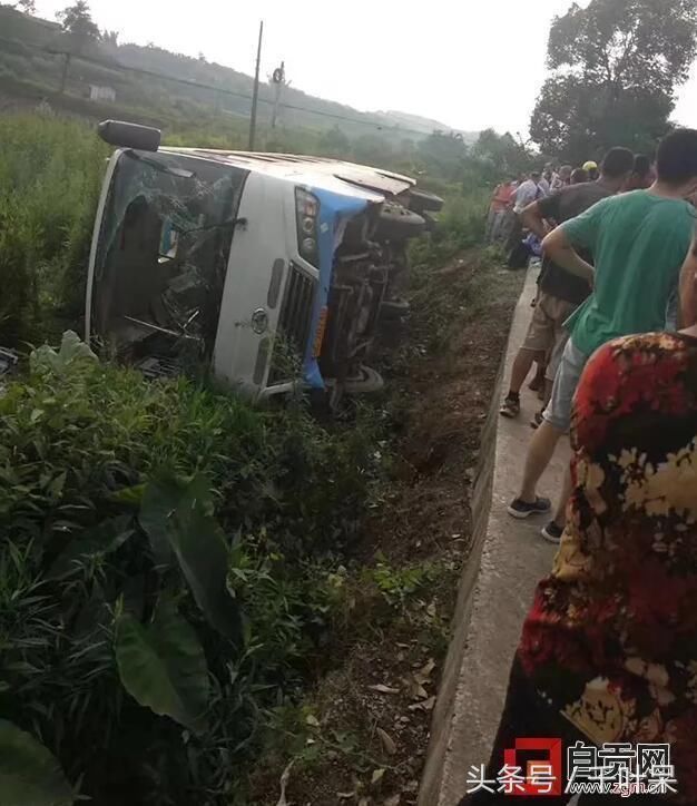 自贡舒坪发生惨烈车祸:客车翻下坎 52名