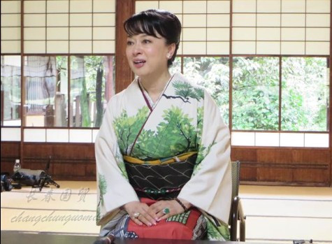 还记得演唱《正大综艺》主题曲的翁倩玉吗?如