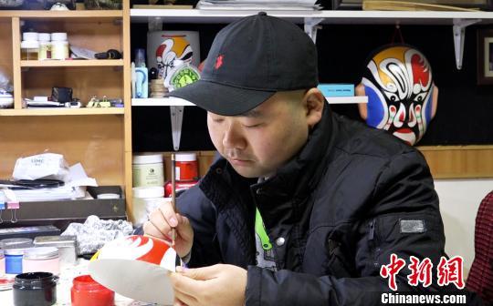 最典世家|80后非遗传人15年画秦腔脸谱上千幅 最典世家|80后非遗传人15年画秦腔脸谱上千幅
