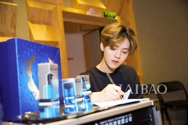 七号型男鹿晗助阵巴黎欧莱雅 型男足球赛!与李