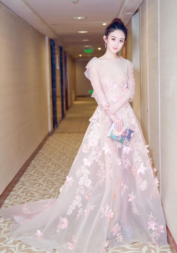 赵丽颖现身红毯,看到下身网友都呆了,网友:难怪