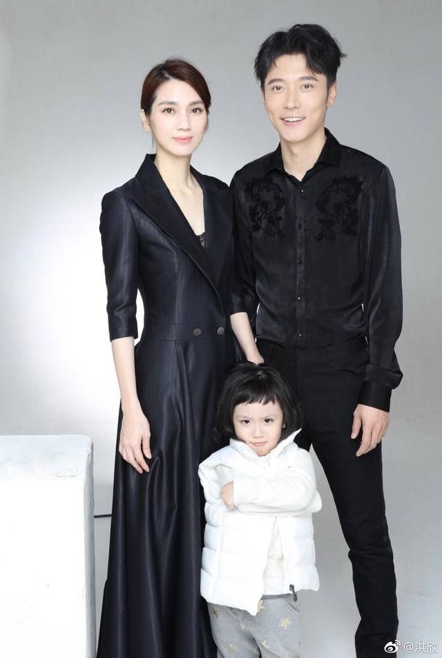 洪欣张丹峰出席活动,4岁女儿强行入镜,表情太可爱了好幸福