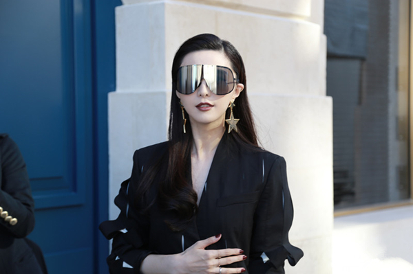 范冰冰戴墨镜酷劲儿十足