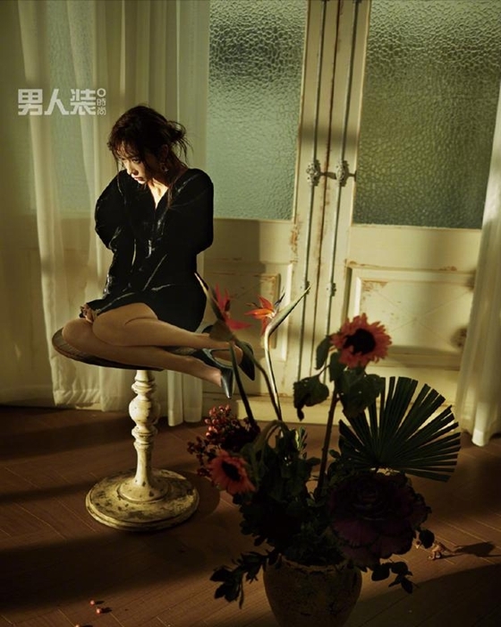 吴谨言上《男人装》封面 性感撩人大长腿抢镜 吴谨言上《男人装》封面 性感撩人大长腿抢镜