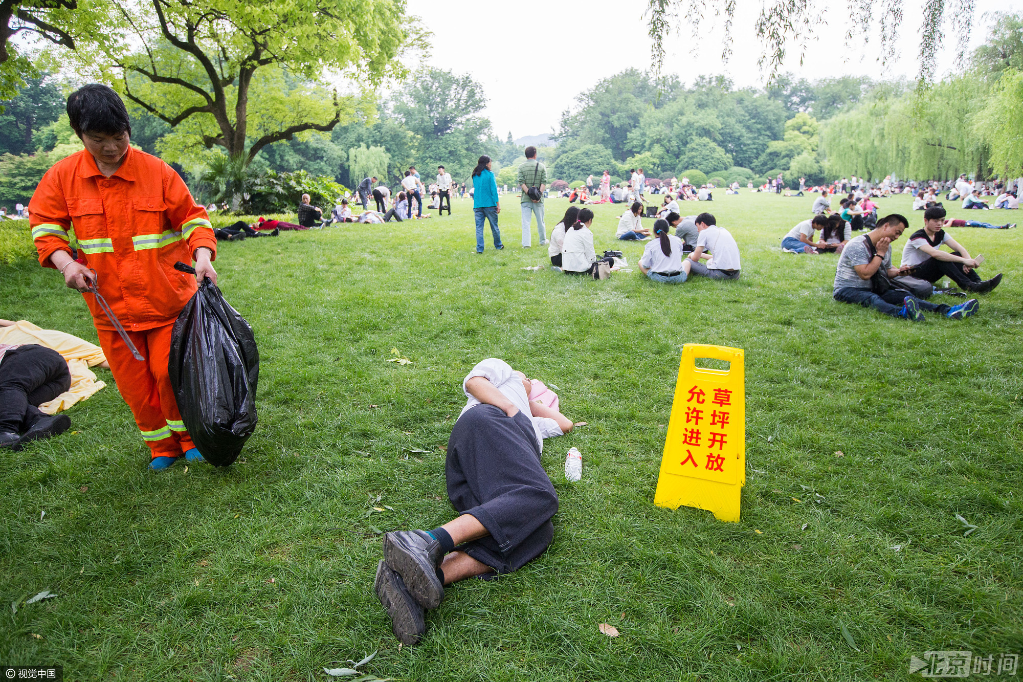 看着草坪上立着“草坪开放 允许进入”八个字，习惯了多年“不得踏入草坪”的游客们突然有点不适应。