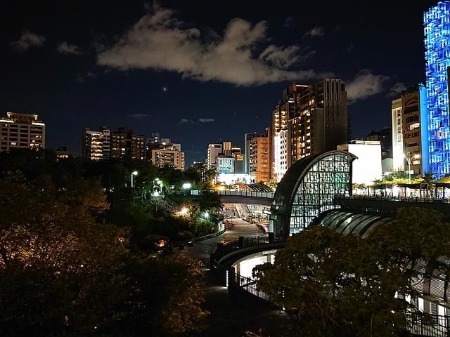 半斤重的SONY XZ2 Premium怪兽级摄影旗舰手