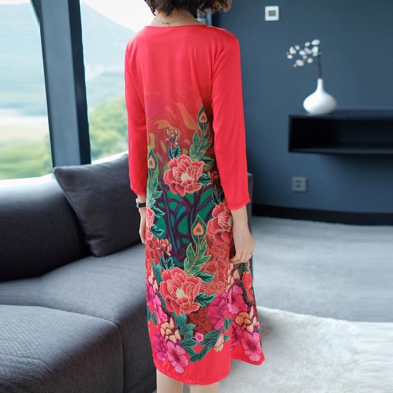 女人再穷也别穿地摊货,今年流行的真丝连衣裙