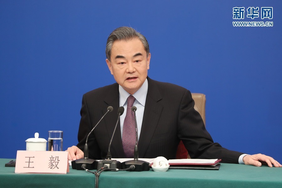 图为王毅介绍中国外交有关情况。