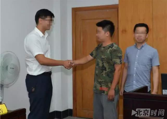 “小伙扶人被讹” 双方和解 放弃登报道歉将登报款捐红十字会 “小伙扶人被讹” 双方和解 放弃登报道歉将登报款捐红十字会