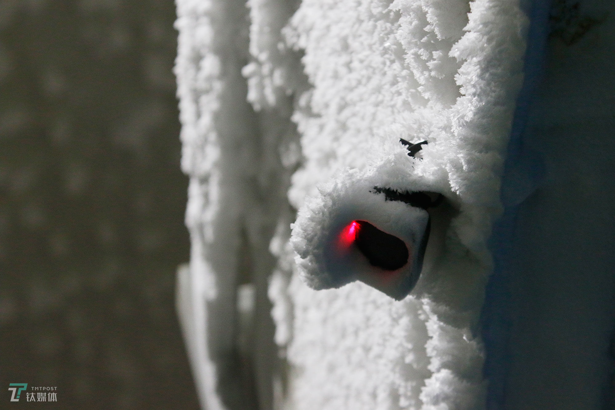 探访京东冷冻仓库:拣货员寒冬里作业,酷暑中取