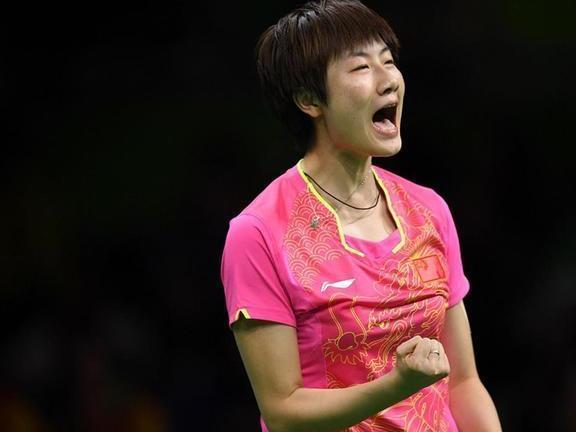 比赛中乒乓球运动员为什么爱摸球台,是在暗示