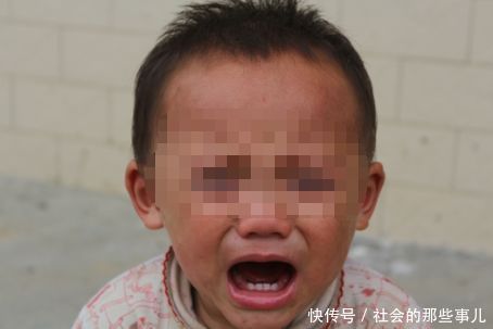 8岁小孩一到晚上就哭,医院医生检查后,大骂老