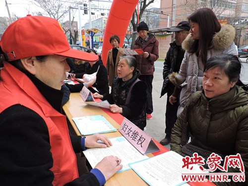 荥阳京城路街道普法维权送温暖 司法民调筑和
