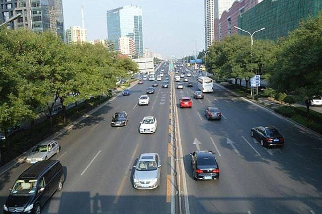 小伙刚拿到驾驶证,第二天就被吊销,新司机开车